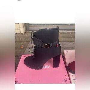 Black zipper boot